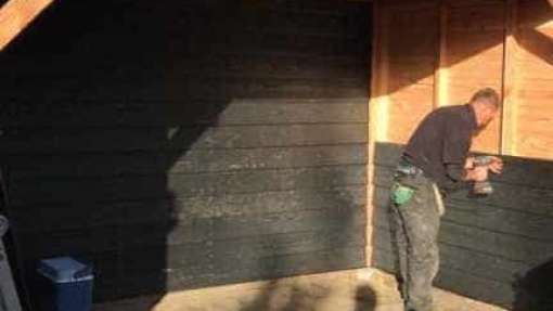 Douglas tuinoverkapping met zwart gespoten douglas planken 