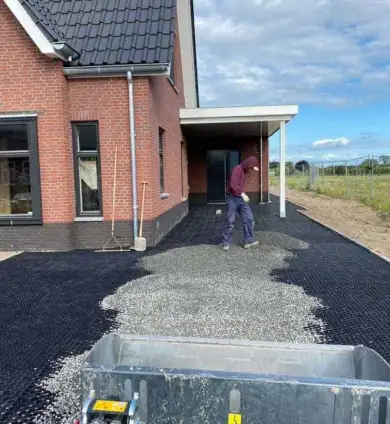 images/0000nieuws/2020/18-8-molenaar/1tuinaanleggen-voorbeelden-berkel-enschot-zwemvijver-keramische-tegels-oprit-met-split-matten-drainge-regenwater-390x424-752