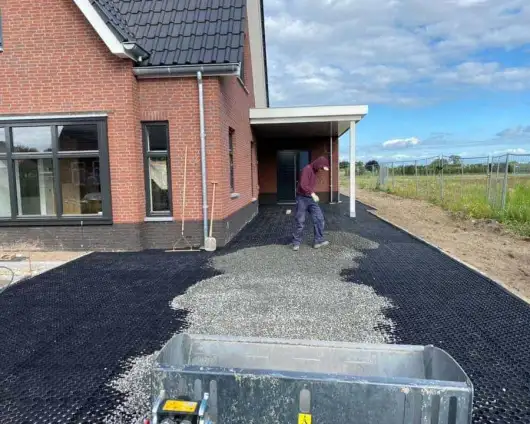 images/0000nieuws/2020/18-8-molenaar/1tuinaanleggen-voorbeelden-berkel-enschot-zwemvijver-keramische-tegels-oprit-met-split-matten-drainge-regenwater-530x424-833