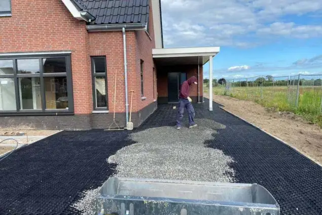 images/0000nieuws/2020/18-8-molenaar/1tuinaanleggen-voorbeelden-berkel-enschot-zwemvijver-keramische-tegels-oprit-met-split-matten-drainge-regenwater-635x424-234