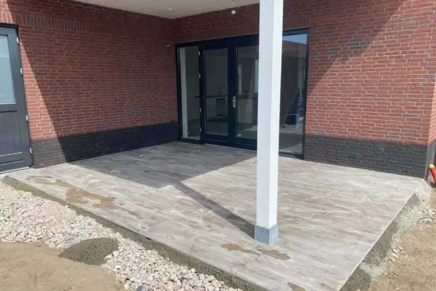 images/0000nieuws/2020/18-8-molenaar/tuinaanleggen-voorbeelden-berkel-enschot-zwemvijver-keramische-tegels-635x424-234