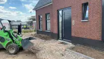 images/0000nieuws/2020/18-8-molenaar/tuinaanleggen-voorbeelden-berkel-enschot-zwemvijver-keramische-tegels-oprit-met-split-matten-210x119-560