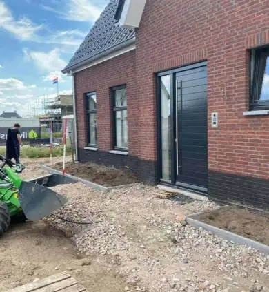 images/0000nieuws/2020/18-8-molenaar/tuinaanleggen-voorbeelden-berkel-enschot-zwemvijver-keramische-tegels-oprit-met-split-matten-390x424-752