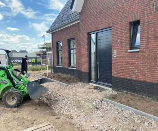 images/0000nieuws/2020/18-8-molenaar/tuinaanleggen-voorbeelden-berkel-enschot-zwemvijver-keramische-tegels-oprit-met-split-matten-510x424-20c