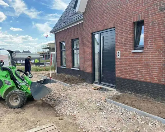 images/0000nieuws/2020/18-8-molenaar/tuinaanleggen-voorbeelden-berkel-enschot-zwemvijver-keramische-tegels-oprit-met-split-matten-530x424-833