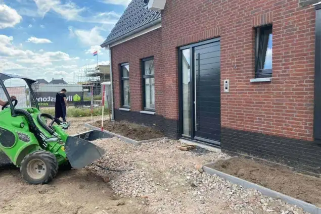images/0000nieuws/2020/18-8-molenaar/tuinaanleggen-voorbeelden-berkel-enschot-zwemvijver-keramische-tegels-oprit-met-split-matten-635x424-234