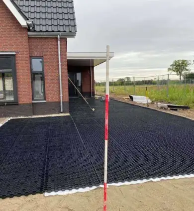 images/0000nieuws/2020/18-8-molenaar/tuinaanleggen-voorbeelden-berkel-enschot-zwemvijver-keramische-tegels-oprit-met-split-matten-drainge-regenwater12-390x424-752