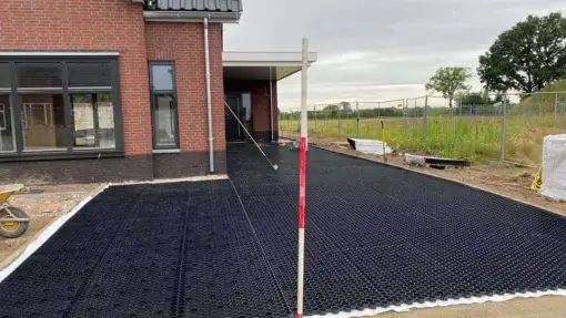 images/0000nieuws/2020/18-8-molenaar/tuinaanleggen-voorbeelden-berkel-enschot-zwemvijver-keramische-tegels-oprit-met-split-matten-drainge-regenwater12-510x287-658