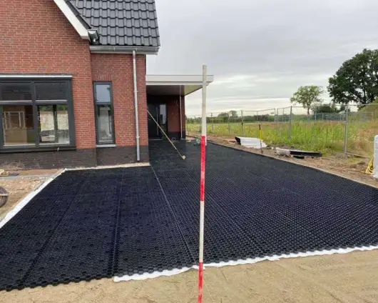 images/0000nieuws/2020/18-8-molenaar/tuinaanleggen-voorbeelden-berkel-enschot-zwemvijver-keramische-tegels-oprit-met-split-matten-drainge-regenwater12-530x424-833