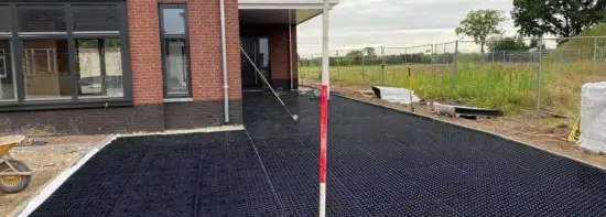 images/0000nieuws/2020/18-8-molenaar/tuinaanleggen-voorbeelden-berkel-enschot-zwemvijver-keramische-tegels-oprit-met-split-matten-drainge-regenwater12-550x197-a7d