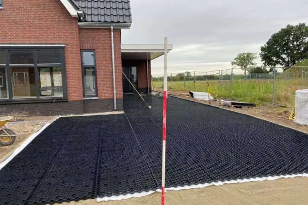 images/0000nieuws/2020/18-8-molenaar/tuinaanleggen-voorbeelden-berkel-enschot-zwemvijver-keramische-tegels-oprit-met-split-matten-drainge-regenwater12-635x424-234