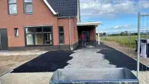 images/0000nieuws/2020/18-8-molenaar/tuinaanleggen-voorbeelden-berkel-enschot-zwemvijver-keramische-tegels-oprit-met-split-matten-drainge-regenwater3-210x119-560