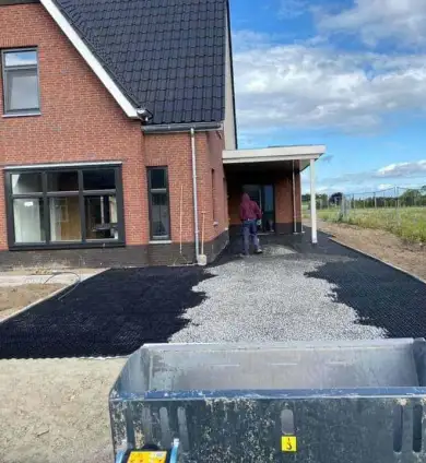 images/0000nieuws/2020/18-8-molenaar/tuinaanleggen-voorbeelden-berkel-enschot-zwemvijver-keramische-tegels-oprit-met-split-matten-drainge-regenwater3-390x424-752