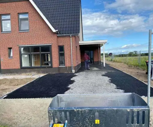 images/0000nieuws/2020/18-8-molenaar/tuinaanleggen-voorbeelden-berkel-enschot-zwemvijver-keramische-tegels-oprit-met-split-matten-drainge-regenwater3-510x424-20c