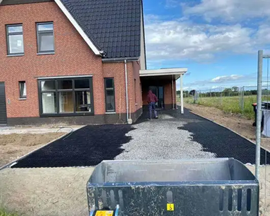 images/0000nieuws/2020/18-8-molenaar/tuinaanleggen-voorbeelden-berkel-enschot-zwemvijver-keramische-tegels-oprit-met-split-matten-drainge-regenwater3-530x424-833