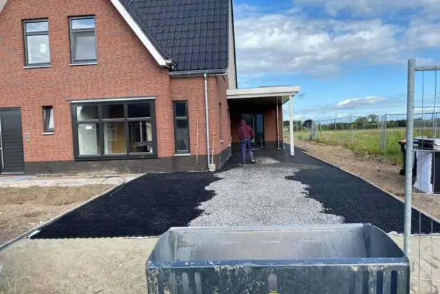 images/0000nieuws/2020/18-8-molenaar/tuinaanleggen-voorbeelden-berkel-enschot-zwemvijver-keramische-tegels-oprit-met-split-matten-drainge-regenwater3-635x424-234