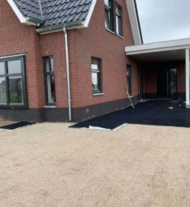 images/0000nieuws/2020/18-8-molenaar/tuinaanleggen-voorbeelden-berkel-enschot-zwemvijver-keramische-tegels-oprit-met-split-matten-drainge-regenwater4-390x424-752