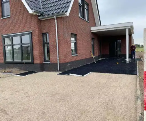 images/0000nieuws/2020/18-8-molenaar/tuinaanleggen-voorbeelden-berkel-enschot-zwemvijver-keramische-tegels-oprit-met-split-matten-drainge-regenwater4-510x424-20c