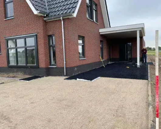 images/0000nieuws/2020/18-8-molenaar/tuinaanleggen-voorbeelden-berkel-enschot-zwemvijver-keramische-tegels-oprit-met-split-matten-drainge-regenwater4-530x424-833