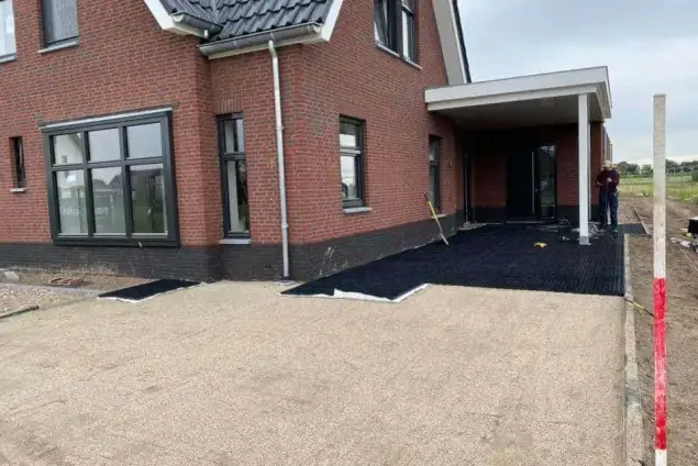 images/0000nieuws/2020/18-8-molenaar/tuinaanleggen-voorbeelden-berkel-enschot-zwemvijver-keramische-tegels-oprit-met-split-matten-drainge-regenwater4-635x424-234