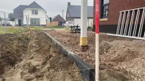 images/0000nieuws/2020/18-8-molenaar/tuinaanleggen-voorbeelden-berkel-enschot-zwemvijver-keramische-tegels-oprit-met-split-matten-vught-290x163-4b0