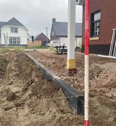 images/0000nieuws/2020/18-8-molenaar/tuinaanleggen-voorbeelden-berkel-enschot-zwemvijver-keramische-tegels-oprit-met-split-matten-vught-390x424-752