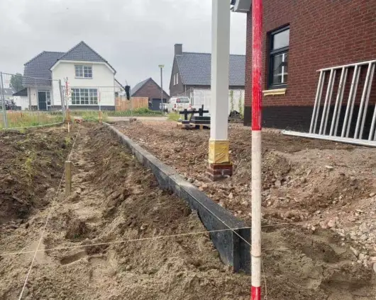 images/0000nieuws/2020/18-8-molenaar/tuinaanleggen-voorbeelden-berkel-enschot-zwemvijver-keramische-tegels-oprit-met-split-matten-vught-530x424-833