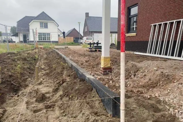 images/0000nieuws/2020/18-8-molenaar/tuinaanleggen-voorbeelden-berkel-enschot-zwemvijver-keramische-tegels-oprit-met-split-matten-vught-635x424-234