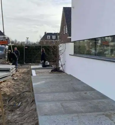 images/0000nieuws/2020/liem-schellevis-tegels/schellevis-tegls-leggen-200x100-en-platsen-luxcom-wanden-rotterdam-390x424-530