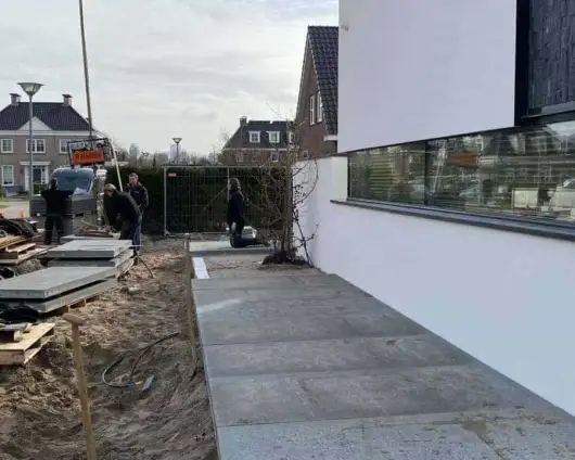 images/0000nieuws/2020/liem-schellevis-tegels/schellevis-tegls-leggen-200x100-en-platsen-luxcom-wanden-rotterdam-530x424-9d1