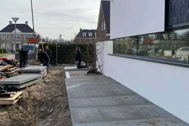 images/0000nieuws/2020/liem-schellevis-tegels/schellevis-tegls-leggen-200x100-en-platsen-luxcom-wanden-rotterdam-635x424-c1b
