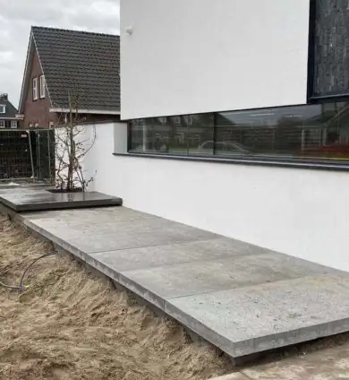 images/0000nieuws/2020/liem-schellevis-tegels/schellevis-tegls-leggen-200x100-en-platsen-luxcom-wanden1-390x424-530