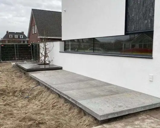 images/0000nieuws/2020/liem-schellevis-tegels/schellevis-tegls-leggen-200x100-en-platsen-luxcom-wanden1-530x424-9d1