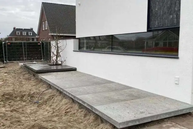 images/0000nieuws/2020/liem-schellevis-tegels/schellevis-tegls-leggen-200x100-en-platsen-luxcom-wanden1-635x424-c1b