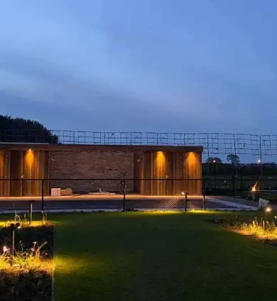 images/0000nieuws/2020/rode-esdoorn-met-sfeer-verlichting-1-390x424-530