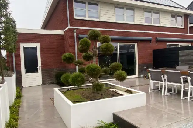 images/0000nieuws/2020/tuinoverkapping-tilburg/luxe-tuin-overkapping-strak-en-modern-tuinaanleg-vakman-hovenier-breda-635x424-503