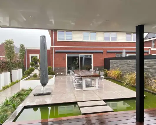 images/0000nieuws/2020/tuinoverkapping-tilburg/luxe-tuin-overkapping-strak-en-modern-tuinaanleg-vakman-hovenier-eindhoven-530x424-fee