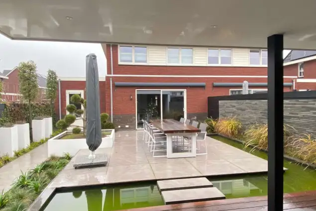 images/0000nieuws/2020/tuinoverkapping-tilburg/luxe-tuin-overkapping-strak-en-modern-tuinaanleg-vakman-hovenier-eindhoven-635x424-324