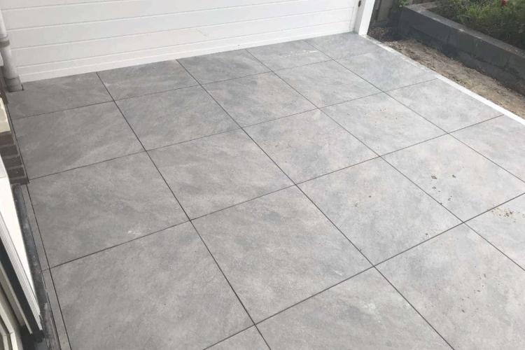 images/0000nieuws/2020/zeewolde-flagstone/keramische-tegels-leggen-1-750x500-c98.jpeg