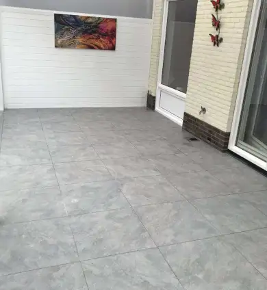 images/0000nieuws/2020/zeewolde-flagstone/keramische-tegels-leggen-voegwerk-390x424-135
