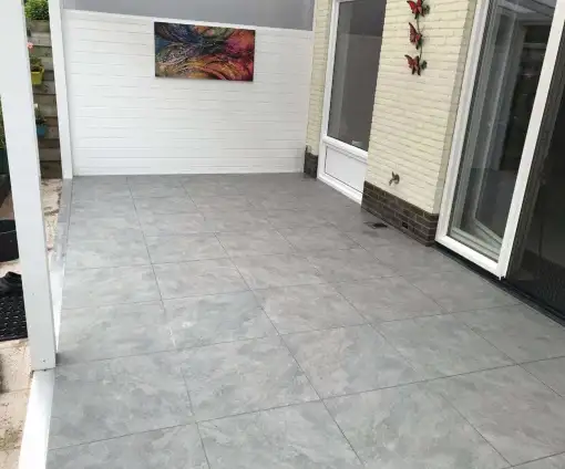 images/0000nieuws/2020/zeewolde-flagstone/keramische-tegels-leggen-voegwerk-510x424-996