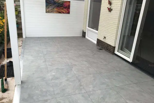 images/0000nieuws/2020/zeewolde-flagstone/keramische-tegels-leggen-voegwerk-635x424-a42