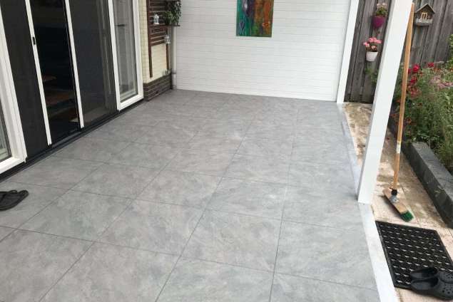 images/0000nieuws/2020/zeewolde-flagstone/voegwerk-kermiasche-tegels-eindhoven-635x424-17a