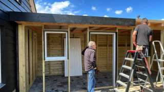 zwarte potdeksel planken douglas maken tuin schuur tuin overkapping breda