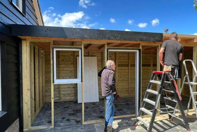 zwarte potdeksel planken douglas maken tuin schuur tuin overkapping breda