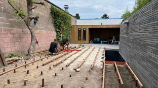 Tuin aanleggen Tilburg kenmerken genieten in een wellness tuin met keramische tegels hardhouten vlonder en een zwemvijver 