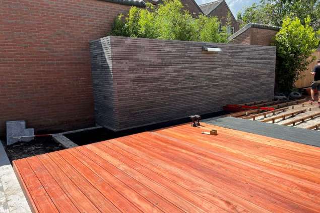 Tuin aanleggen Tilburg kenmerken genieten in een wellness tuin met keramische tegels hardhouten vlonder en een zwemvijver 