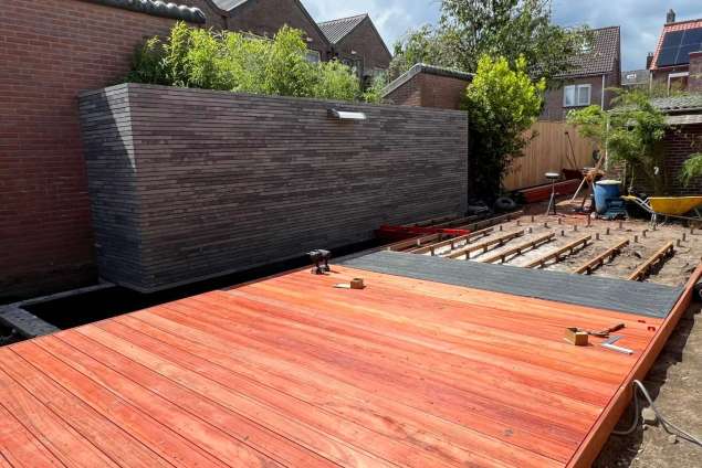 Tuin aanleggen Tilburg kenmerken genieten in een wellness tuin met keramische tegels hardhouten vlonder en een zwemvijver 