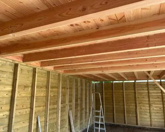 images/0000nieuws/2022/10-tuin-aanleggen-berkel-enschot/tuinoverkapping-plaatsen-douglas-hout-berkel-enschot-530x424-ab4