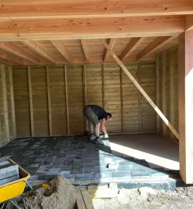 images/0000nieuws/2022/10-tuin-aanleggen-berkel-enschot/tuinoverkapping-plaatsen-douglas-hout-berkel-enschot-met-met-vloer-in-overkapping-390x424-2d9